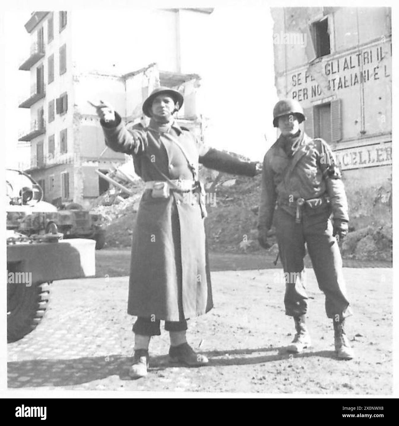 La polizia militare britannica e americana è in servizio all'ingresso del porto di Anzio. I documenti negativi fotografici forniscono le operazioni della Quinta Armata. Foto Stock