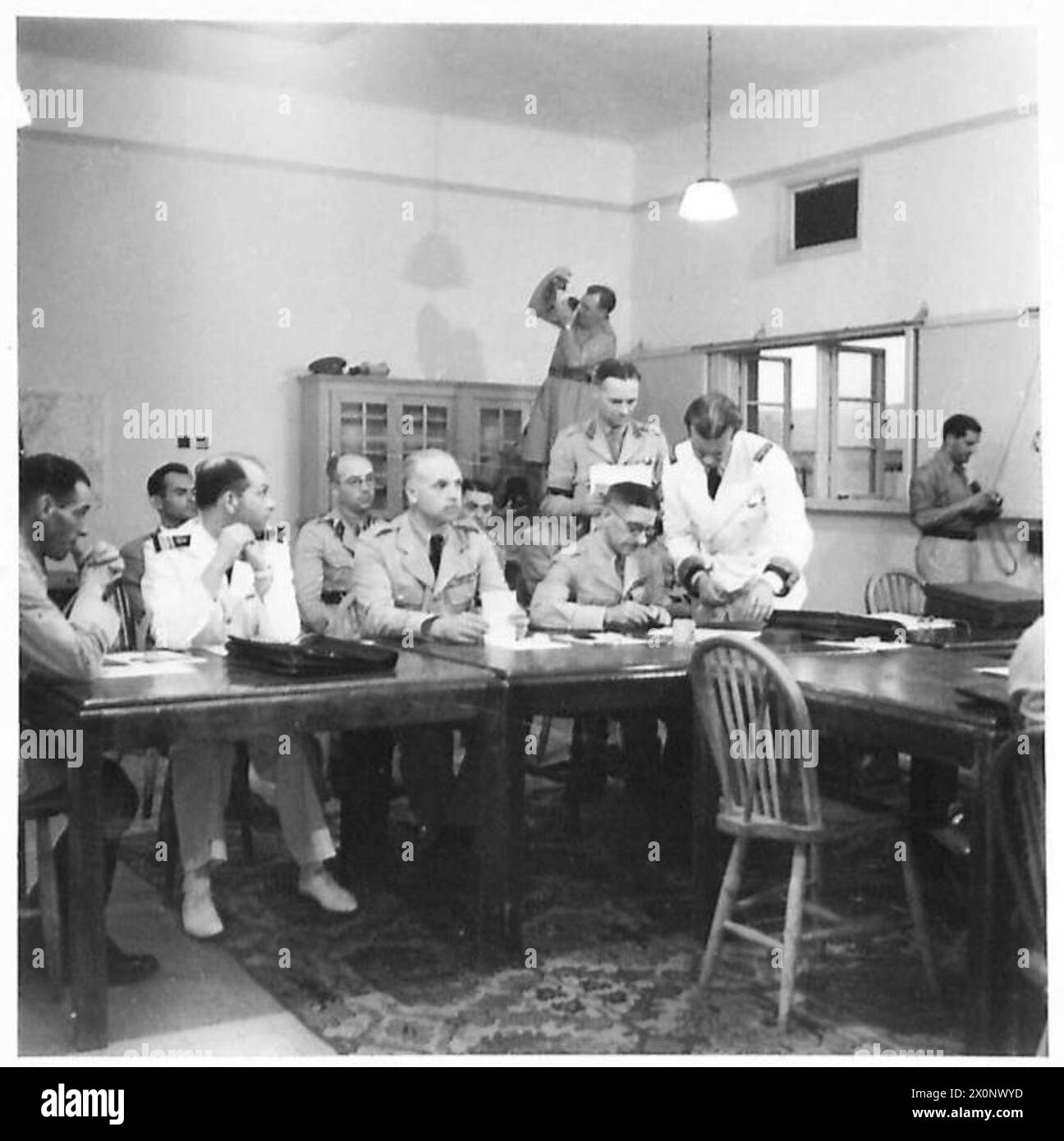 La convenzione di pace tra il governo siriano e il generale Sir Henry Wilson fu firmata nella caserma Sidney Smith di acri. Il generale de Verdillac di Vichy in Francia è mostrato che firma in un negativo fotografico dell'esercito britannico. Foto Stock