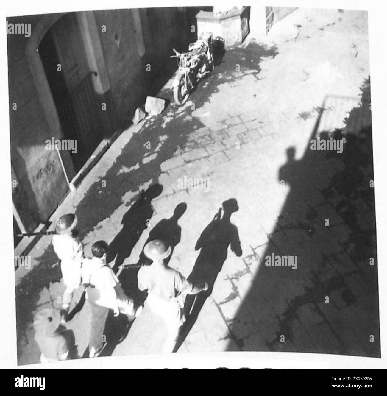 Desario Birancati viene allontanato sotto la guardia armata dopo aver completato l'interrogatorio durante lo smantellamento delle operazioni fasciste in Sicilia. Negativo fotografico, British Army. Foto Stock