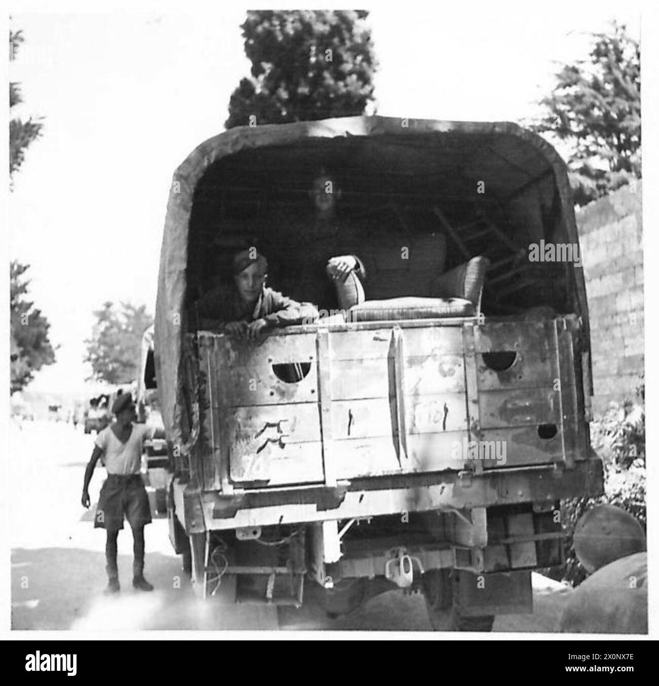 Fotografia che mostra le truppe jugoslave sul retro di un camion neozelandese a Pola con i mobili che avevano saccheggiato, in seguito recuperati dai parlamentari britannici per il ritorno ai civili. Esercito britannico. Foto Stock