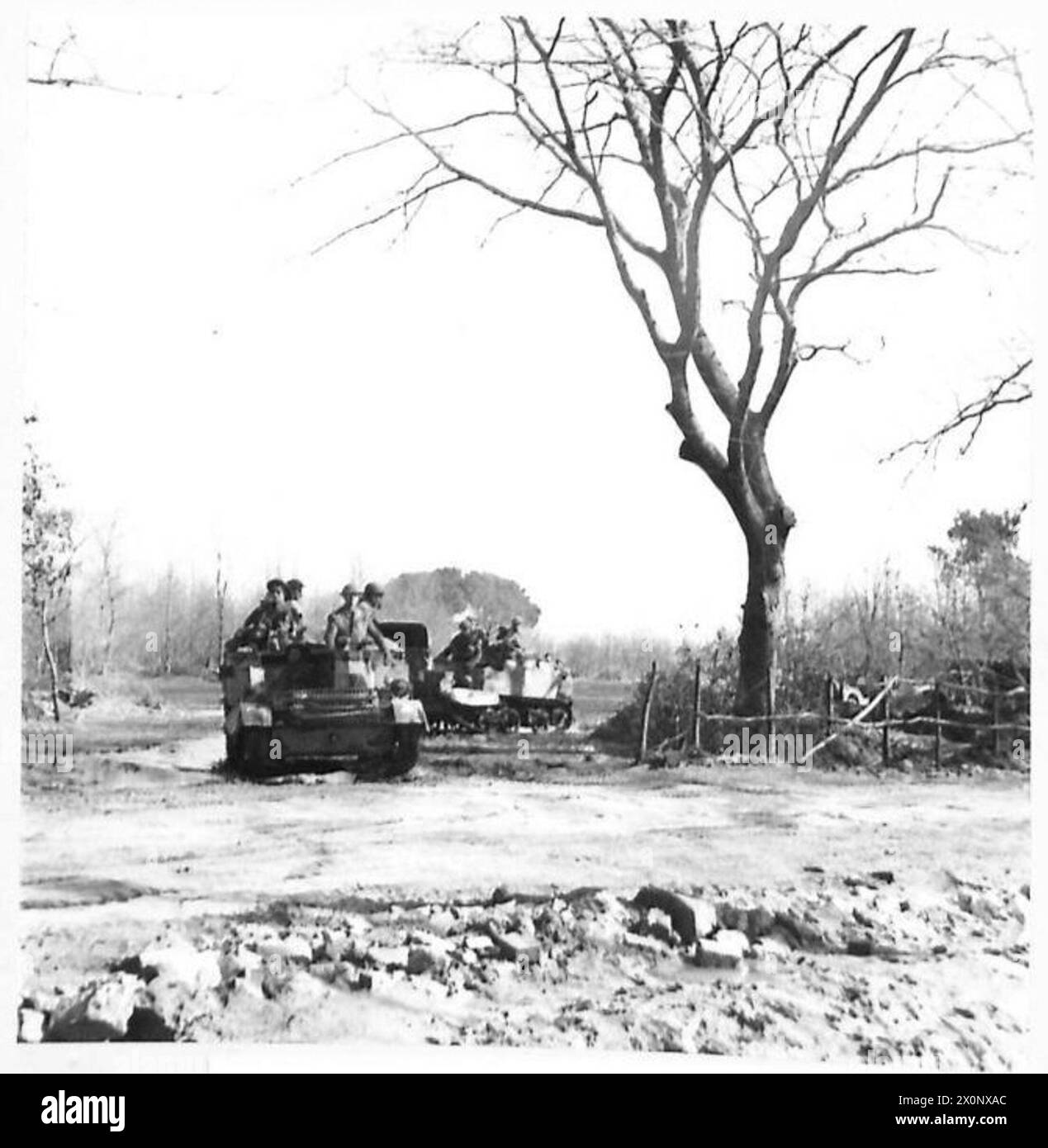 Le portaerei della Quinta Armata si spostano su una strada dopo aver attraversato il terreno aperto alla testa di ponte di Anzio, documentando il movimento meccanizzato delle truppe e l'avanzata operativa. Negativo fotografico dell'esercito britannico. Foto Stock