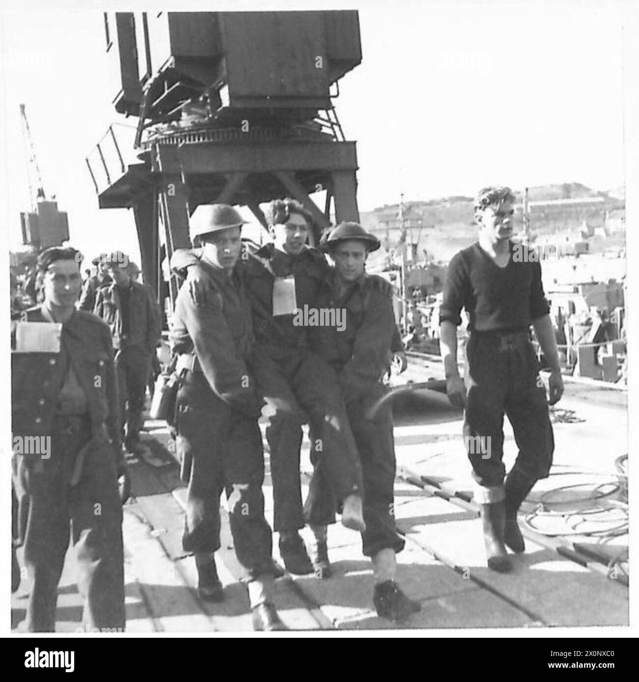 Le vittime vengono trasportate lungo la banchina all'arrivo a Newhaven, come parte delle operazioni di evacuazione medica e trasporto truppe. Foto Stock