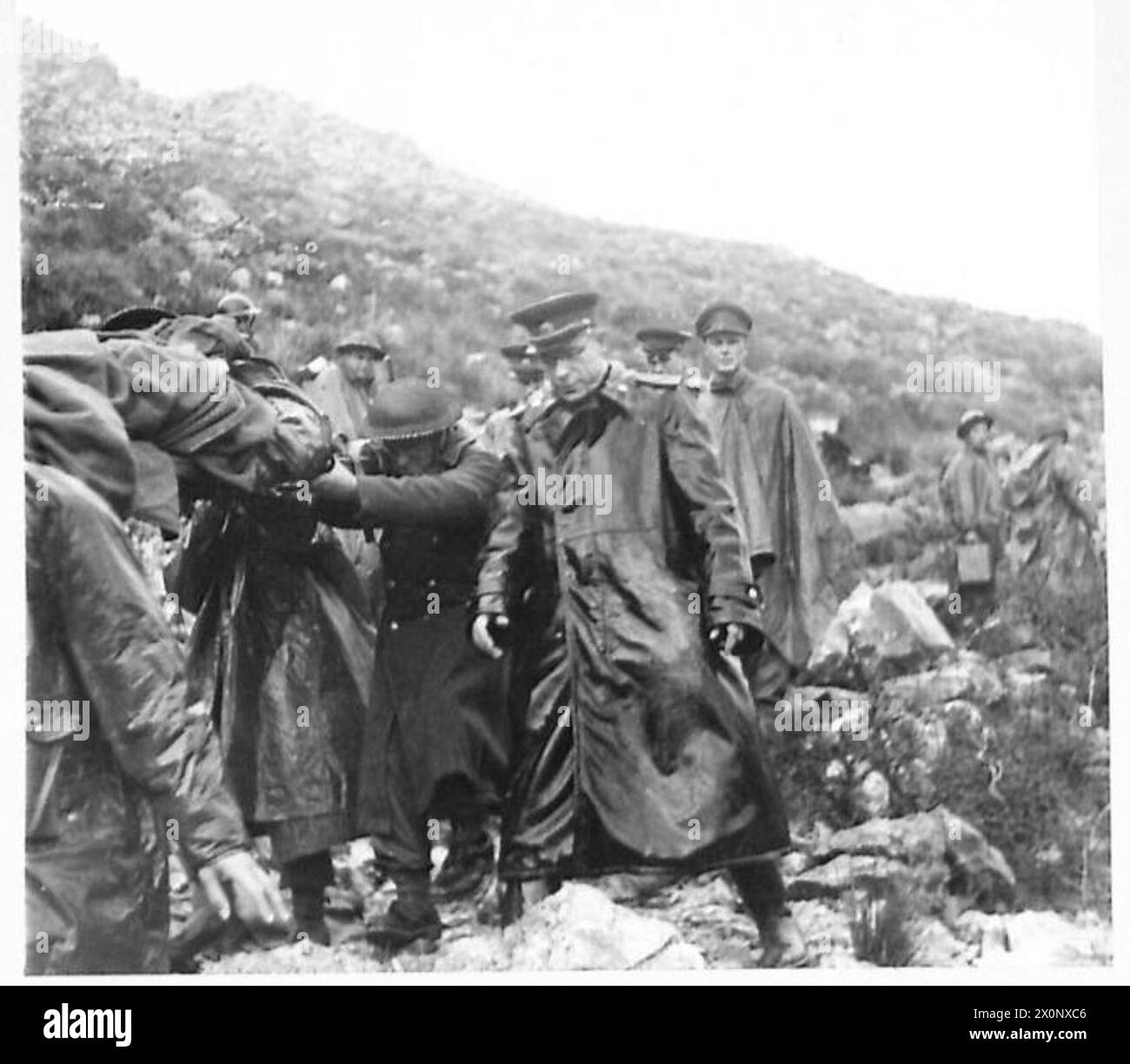 Tre generali russi visitano le truppe britanniche sul Monte Camino, assistendo con i soldati feriti e parlando con il brigadiere della Brigata della Guardia. Negativo fotografico dell'esercito britannico. Foto Stock