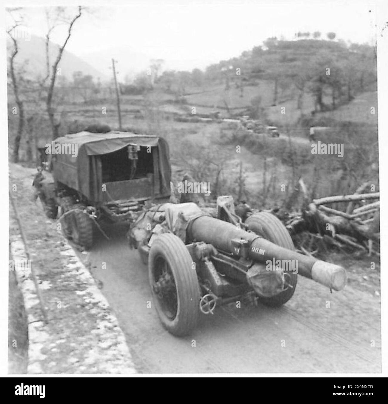 I cannoni da 7,2 pollici del 18/56 Heavy Regiment, Royal Artillery, sono spostati in posizione sulla 46 Division, 10 Corps Sector del fronte della Fifth Army, negoziando strade strette e angoli stretti. Foto Stock I cannoni da 7,2 pollici del 18/56 Heavy Regiment, Royal Artillery, sono spostati in posizione sulla 46 Division, 10 Corps Sector del fronte della Fifth Army, negoziando strade strette e angoli stretti. Foto Stock