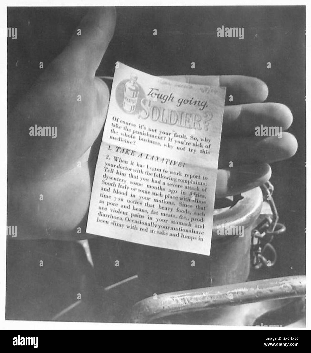 Un opuscolo tedesco istruisce i soldati britannici a fingere la dissenteria amebica, lanciata nella valle dell'Arno vicino a Figline. Documenti fotografici negativi documentano la guerra psicologica e i metodi di propaganda. Foto Stock