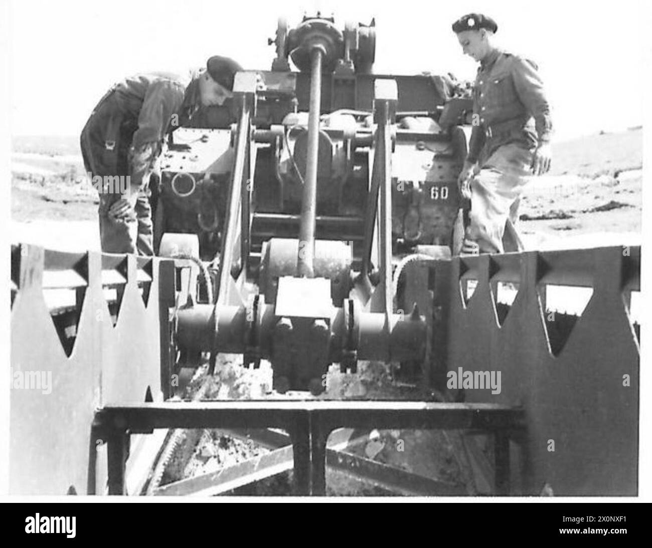 I soldati smantellano un ponte a forbice in un villaggio del Sussex. Il negativo fotografico documenta l'operazione e il lavoro di squadra. Foto Stock