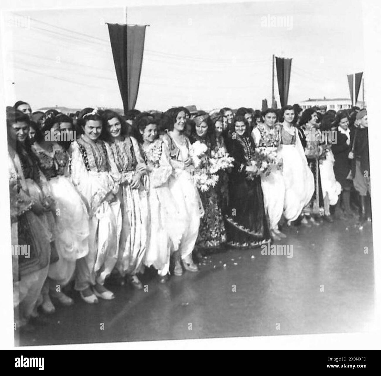 Le donne albanesi indossano abiti nazionali tradizionali in vari colori per celebrare il giorno dell'indipendenza. Foto Stock