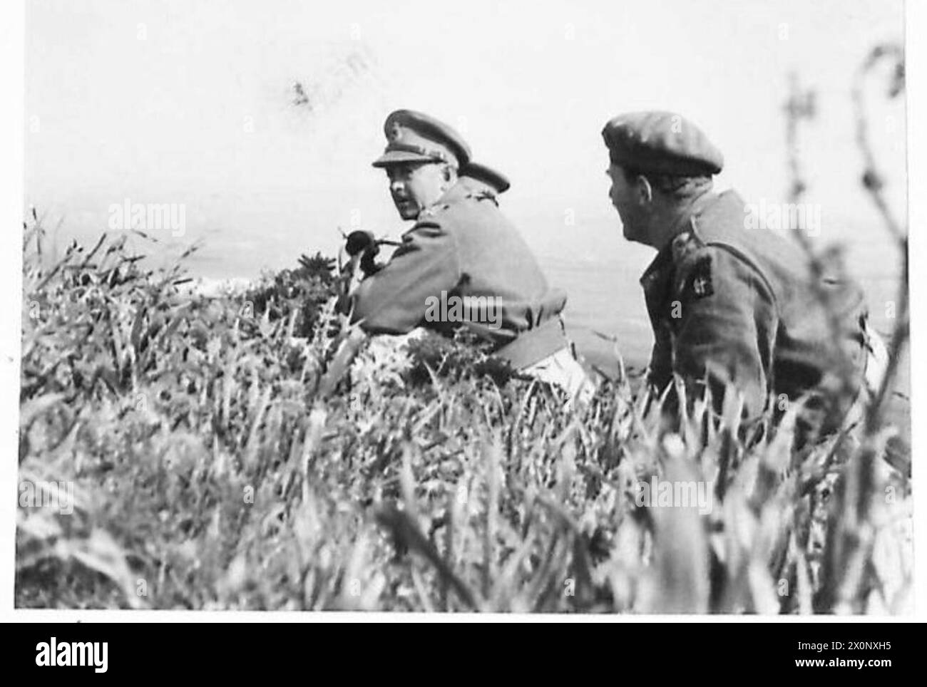 Il generale Alexander e il maggiore generale Everleigh visitano la prima linea nell'Europa operativa. Foto Stock Il generale Alexander e il maggiore generale Everleigh visitano la prima linea nell'Europa operativa. Foto Stock