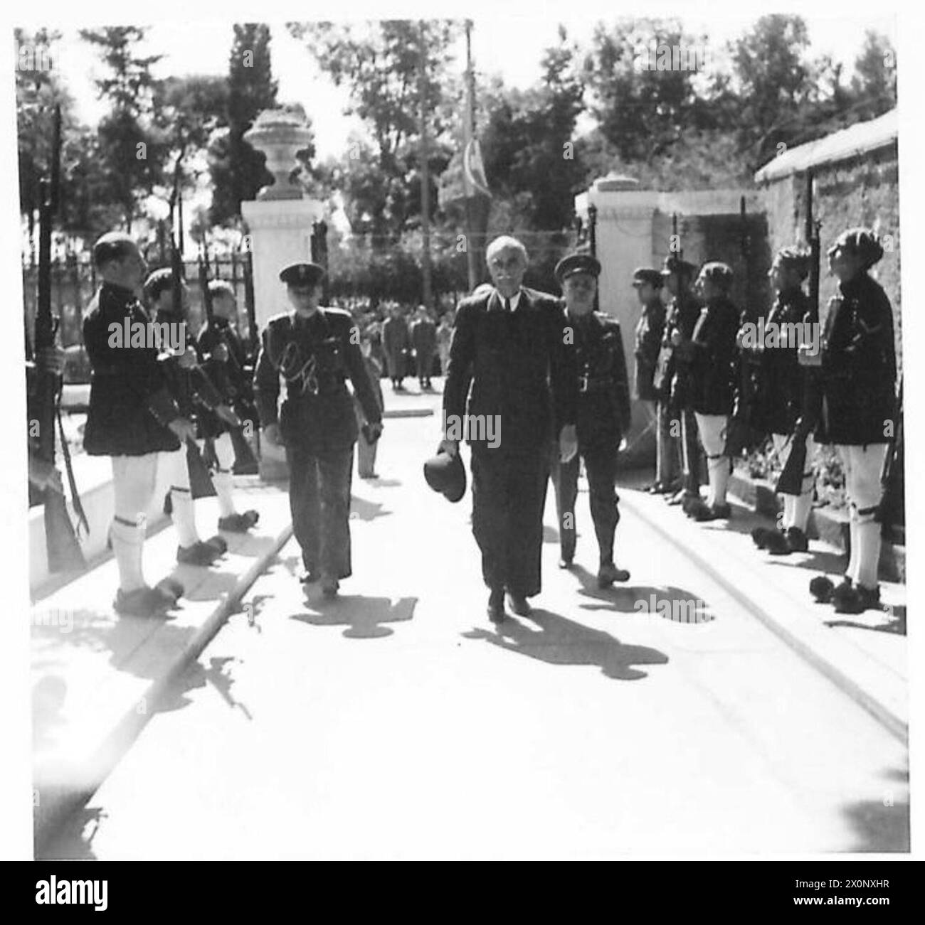 Il generale Plastiras attraversa una Guardia d'Onore di Evzones per assistere a una cerimonia di premiazione alla Reggenza per il generale Scobie. Foto Stock