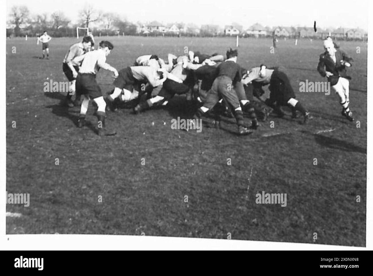 Il personale di vari reparti del Central Ordnance Depot, Chilwell, gioca a rugby nei campi del deposito. Foto Stock