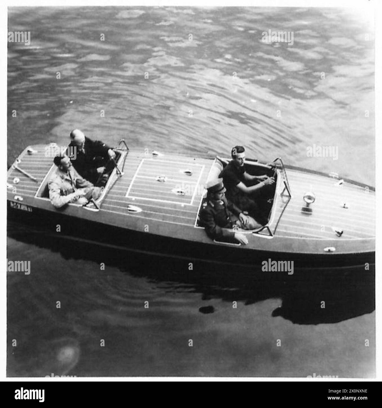 Il feldmaresciallo Alexander e il maggior generale P. Nares viaggiano in motoscafo sul Lago di Como durante una visita a Milano. Foto Stock