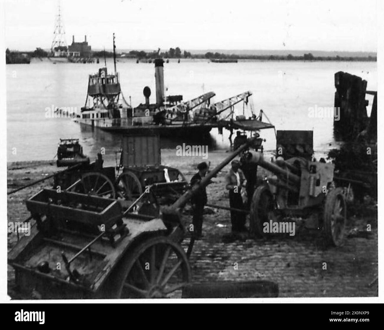 Le forze alleate liberarono Quillebeuf, mostrando la banchina con cannoni da 88 mm abbandonati trainati da cavalli e il fiume Senna sullo sfondo. Negativo fotografico dell'esercito britannico, 21st Army Group. Foto Stock