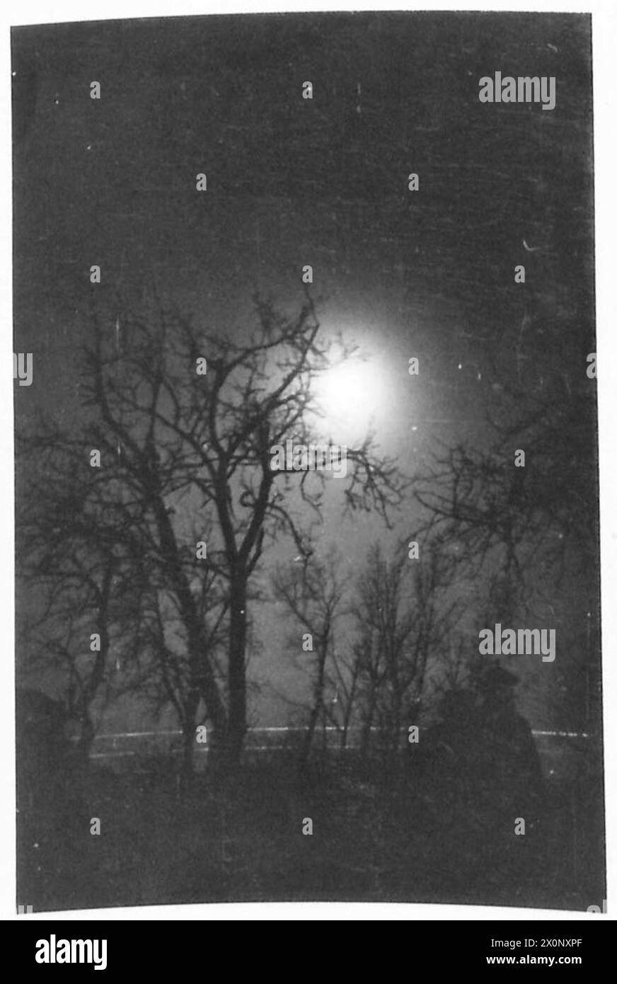 La fanteria britannica del 21st Army Group si riunisce su un muro diga per un attraversamento del Reno a zero ore al chiaro di luna, illustrando i preparativi d'assalto coordinati durante la seconda guerra mondiale Foto Stock