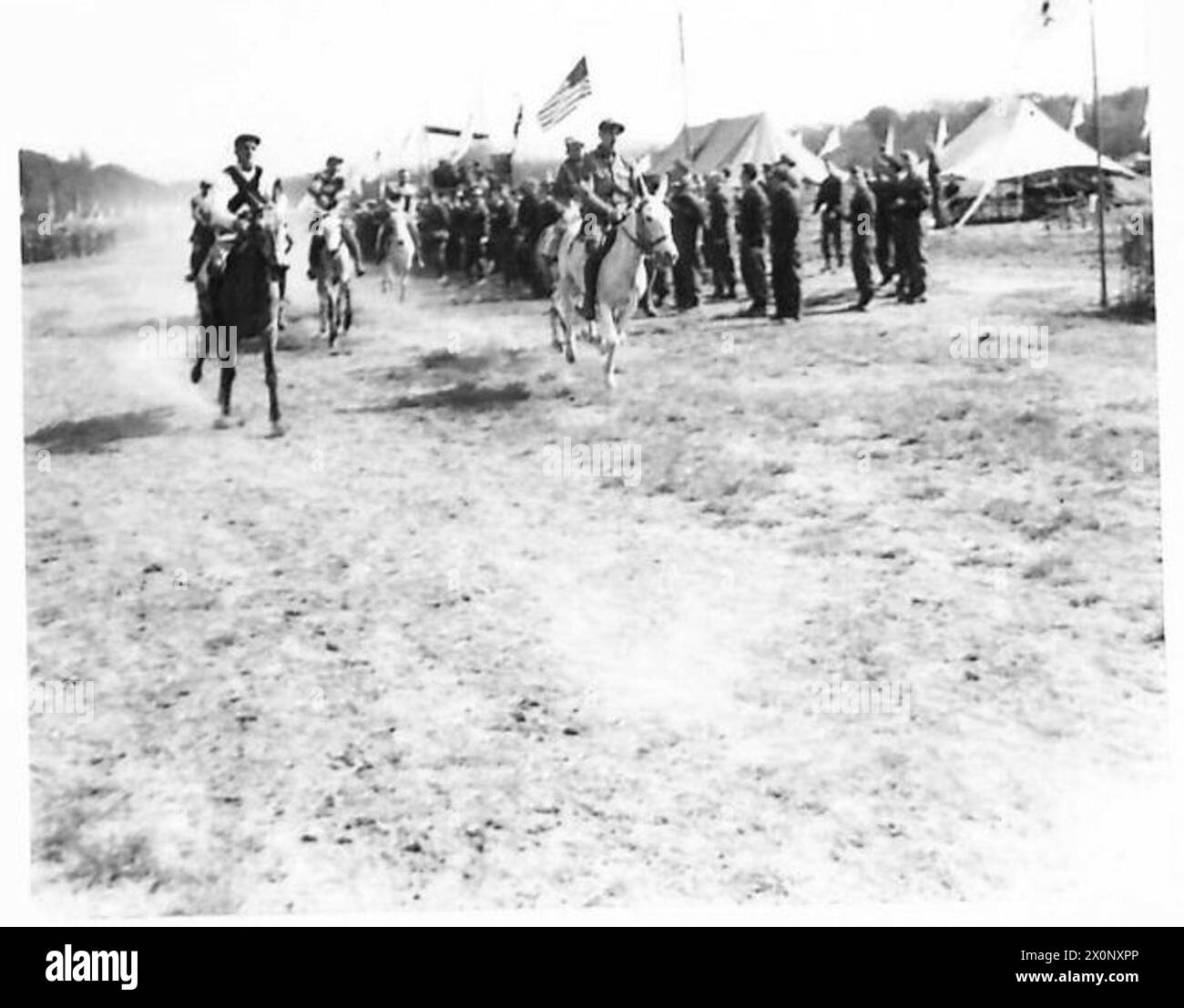 Una corsa di cavalli si svolge durante un incontro di gara a Firenze, in Italia. Negativo fotografico dell'esercito britannico. Foto Stock
