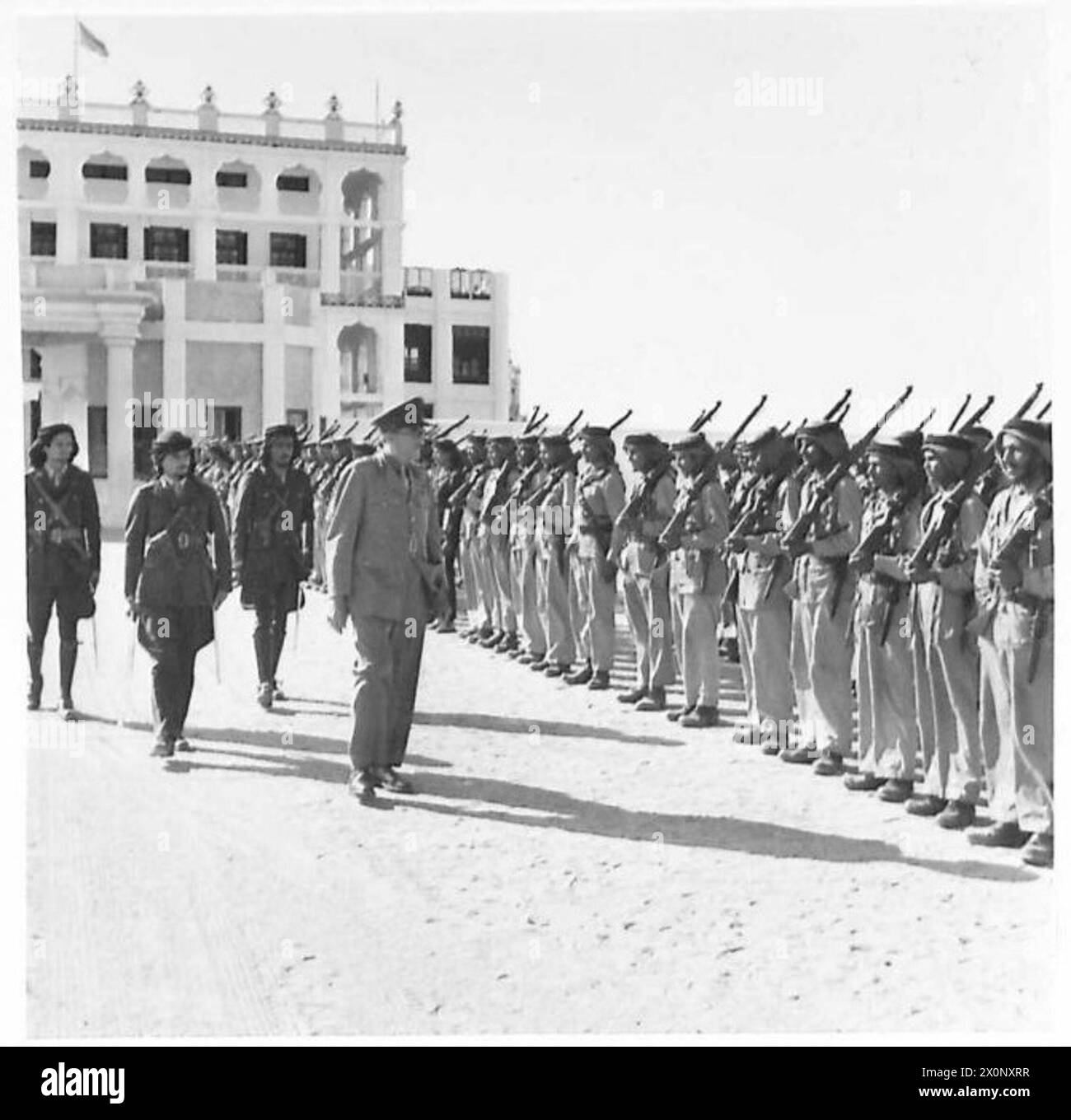C.I.G.S. VISITA IL MONARCA ARABO - all'arrivo a Jeddah, il capo di stato maggiore imperiale Lord Alanbrooke ispezionò una guardia d'onore formata dalle truppe saudite nel cortile del Palazzo del Re Foto Stock