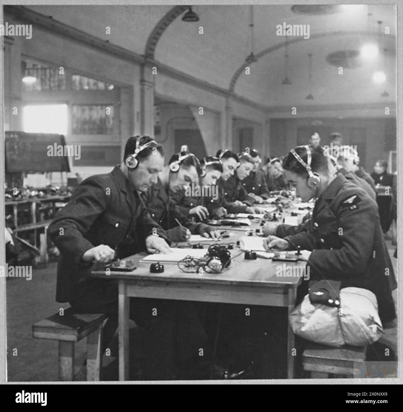 Gli operatori wireless sono sottoposti a una formazione iniziale sul cicalino presso le T.T.S., imparando le competenze richieste per il servizio della Royal Air Force, tra cui la trasmissione e la ricezione del segnale. Foto Stock