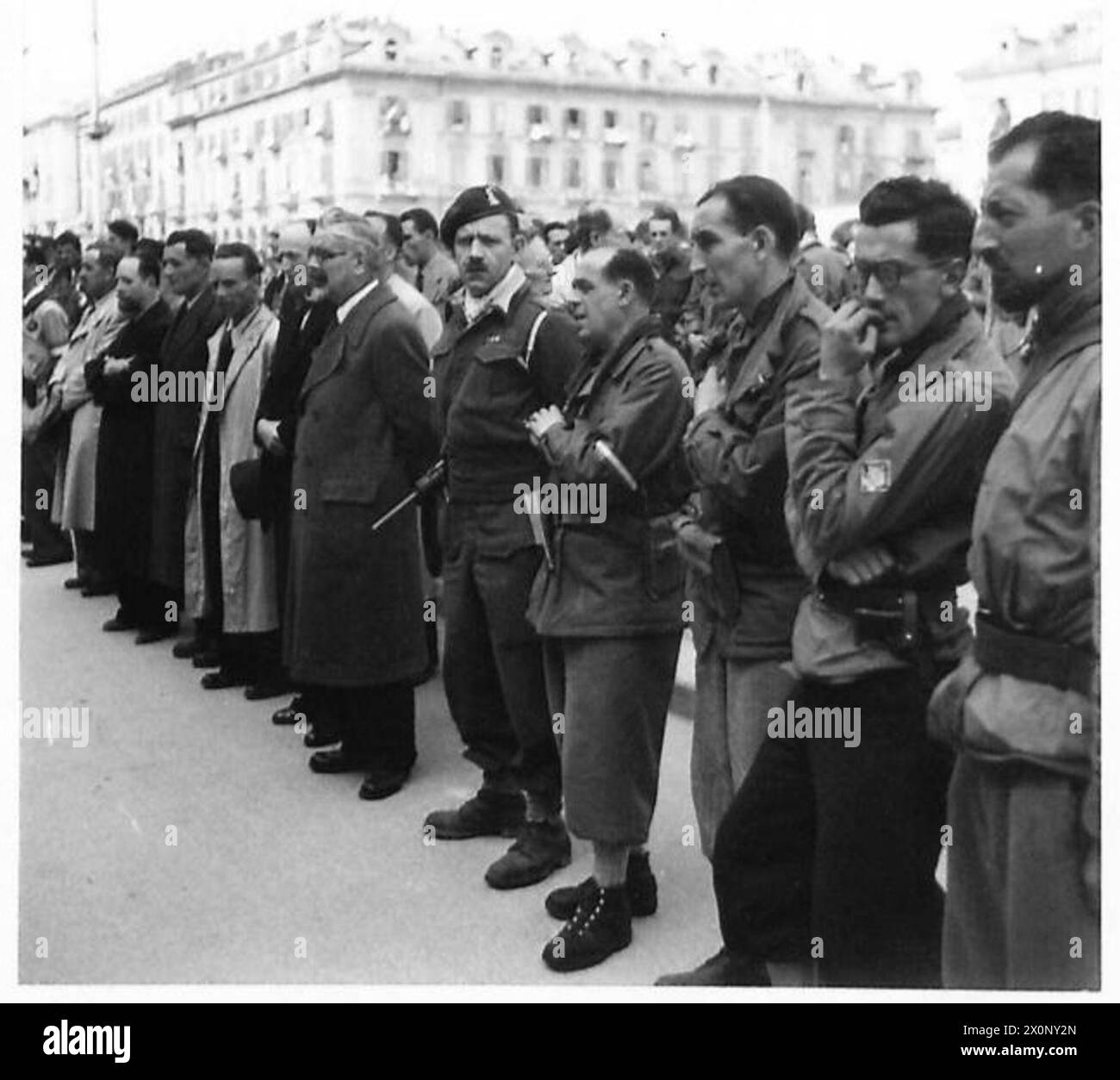 Il capitano Hugh Ballard, ufficiale di collegamento britannico, coordinò l'assistenza ai partigiani e partecipò a una messa all'aperto a Cuneo il 4 maggio 1946, segnando la fine delle ostilità in Italia. Negativo fotografico, British Army. Foto Stock