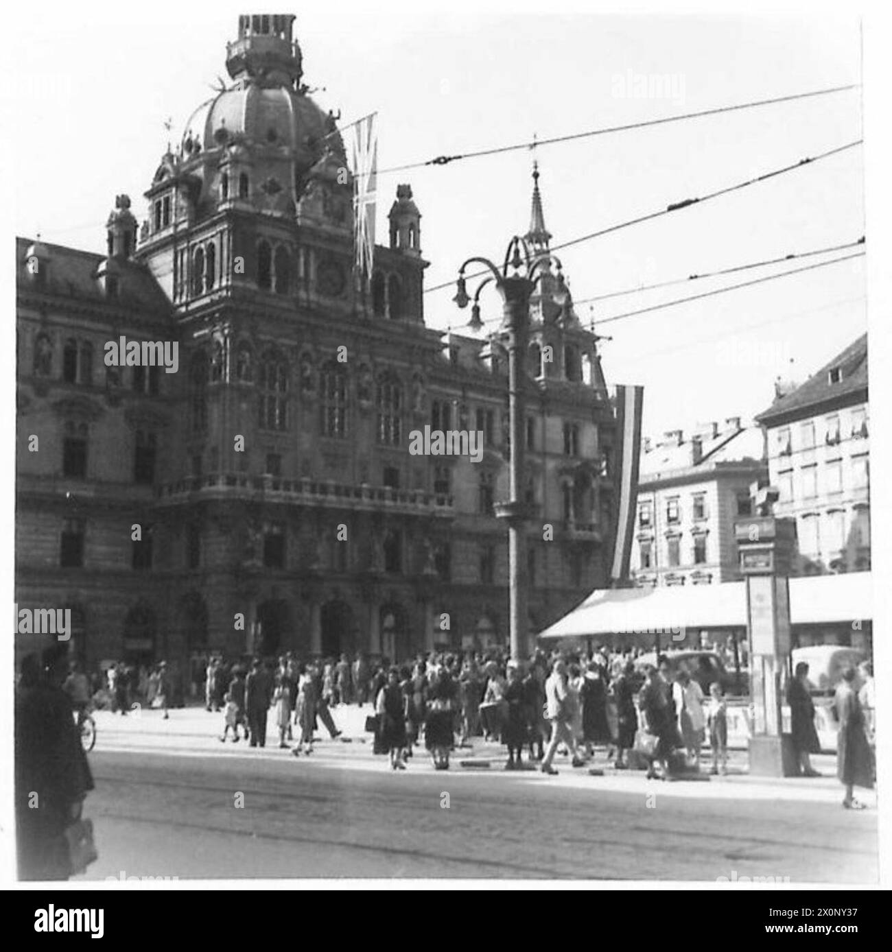 Le truppe britanniche entrano nella piazza principale di Graz, in Austria, dove le bandiere britanniche e austriache volano dal municipio. Foto Stock