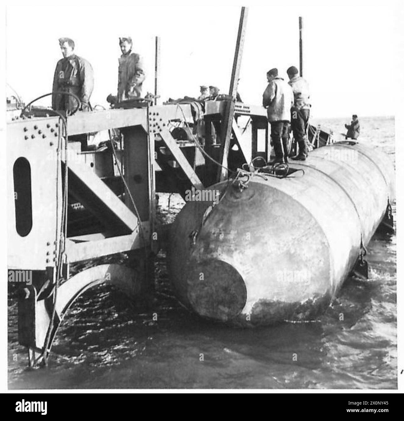 La prima campata viene rimossa dalle rocce e trainata con successo fino alla banchina di Garlieston durante l'operazione D.T.N. Foto Stock