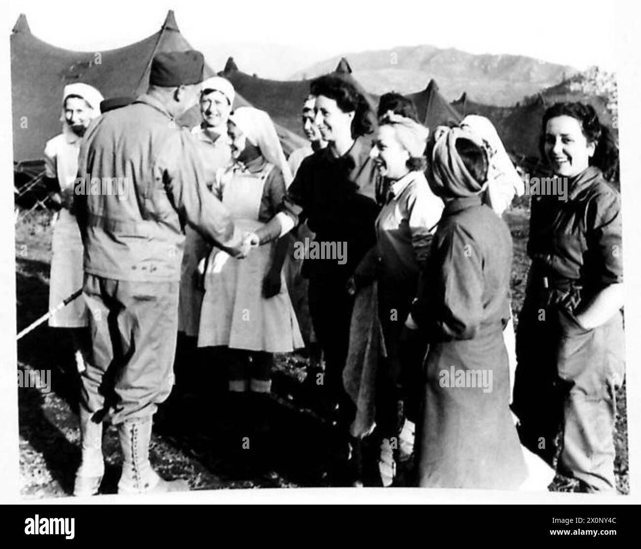 Il maggiore le Guillas, comandante della stazione ambulanza No.422, accoglie gli infermieri appena arrivati. Foto Stock