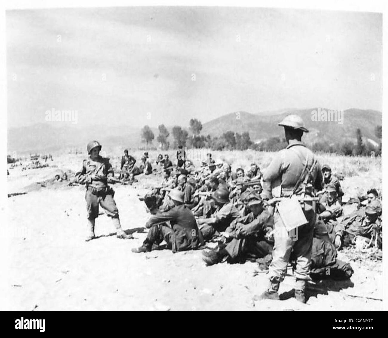 INVASIONE D'ITALIA: NELL'AREA DI NAPOLI IL QUINTO ESERCITO SBARCA NELLA BAIA DI SALERNO - soldati alleati a guardia del primo lotto di prigionieri tedeschi. Negativo fotografico, British Army Foto Stock