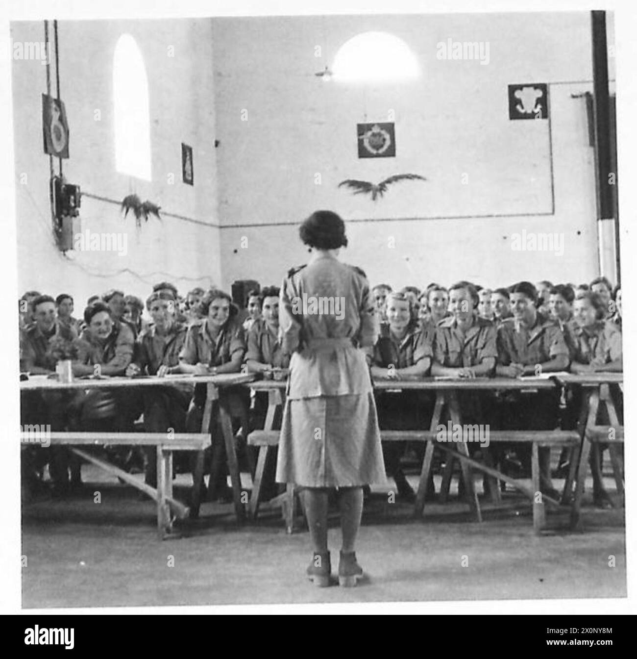 Il personale del servizio ausiliario delle donne polacche partecipa a una conferenza di un ufficiale in un campo di addestramento a Rehovoth, in Palestina, nel 1942-1943. Furono rilasciati dalla prigionia sovietica per servire in Medio Oriente. Negativo fotografico, esercito polacco. Foto Stock