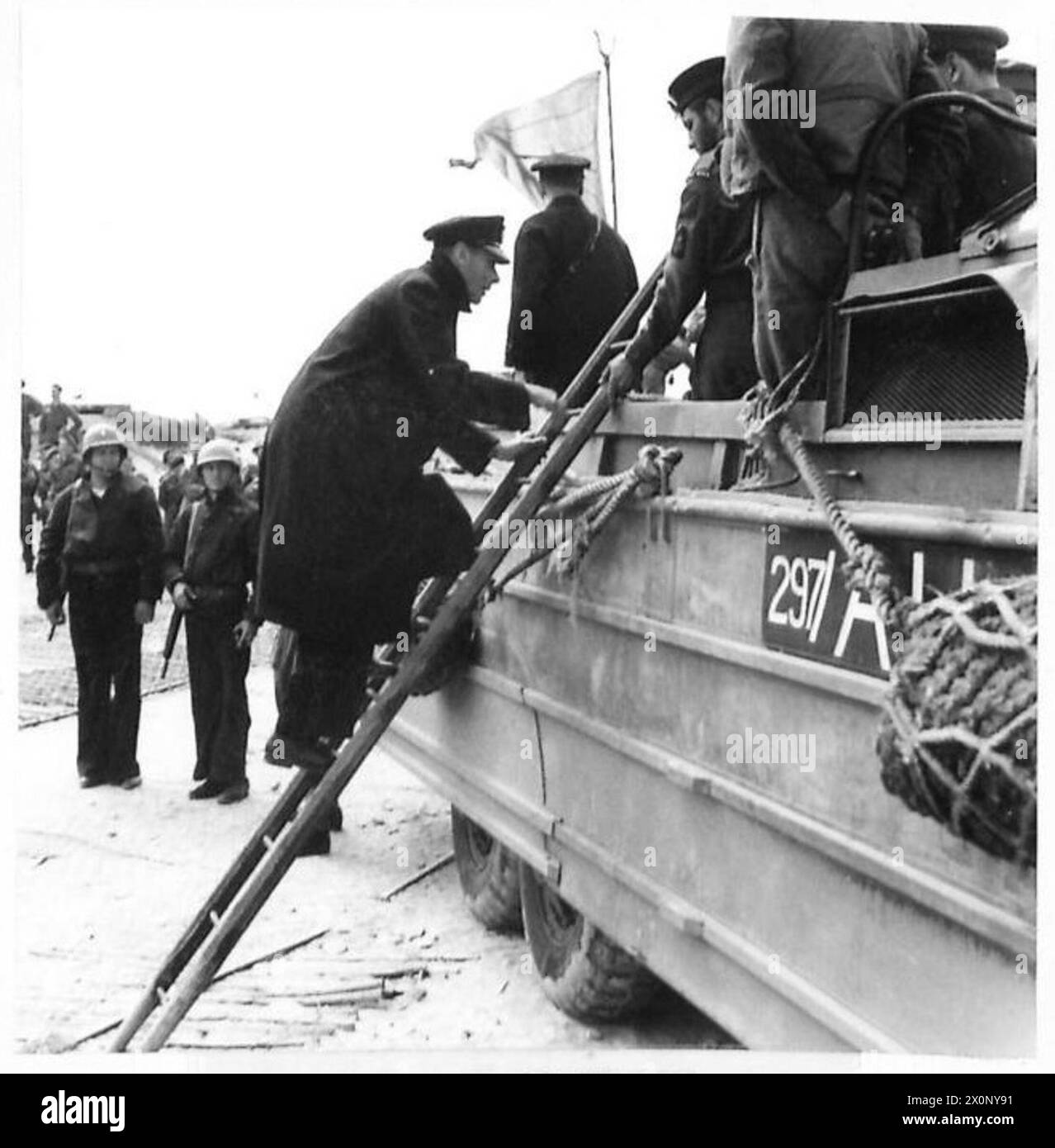 Sua Maestà sale a bordo di un anfibio "Duck" a Courseulles per tornare sulla sua nave, dimostrando operazioni navali e movimenti dopo ispezioni. Foto Stock