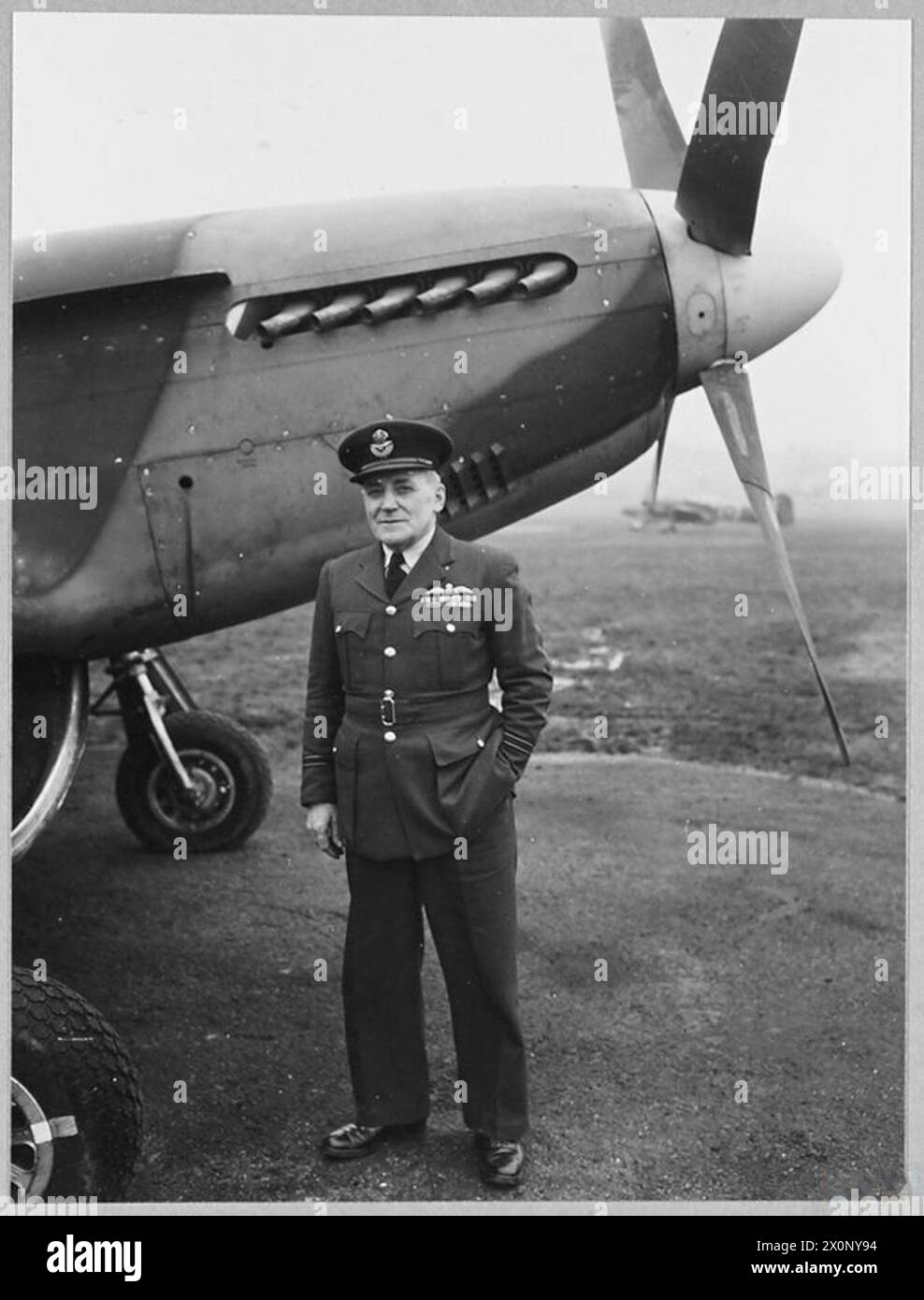 Negativo fotografico che mostra il tenente di volo F.M. Ballard, ex bugler della guerra boera, che serve come aiutante della RAF in una stazione di caccia nel sud dell'Inghilterra. Foto Stock