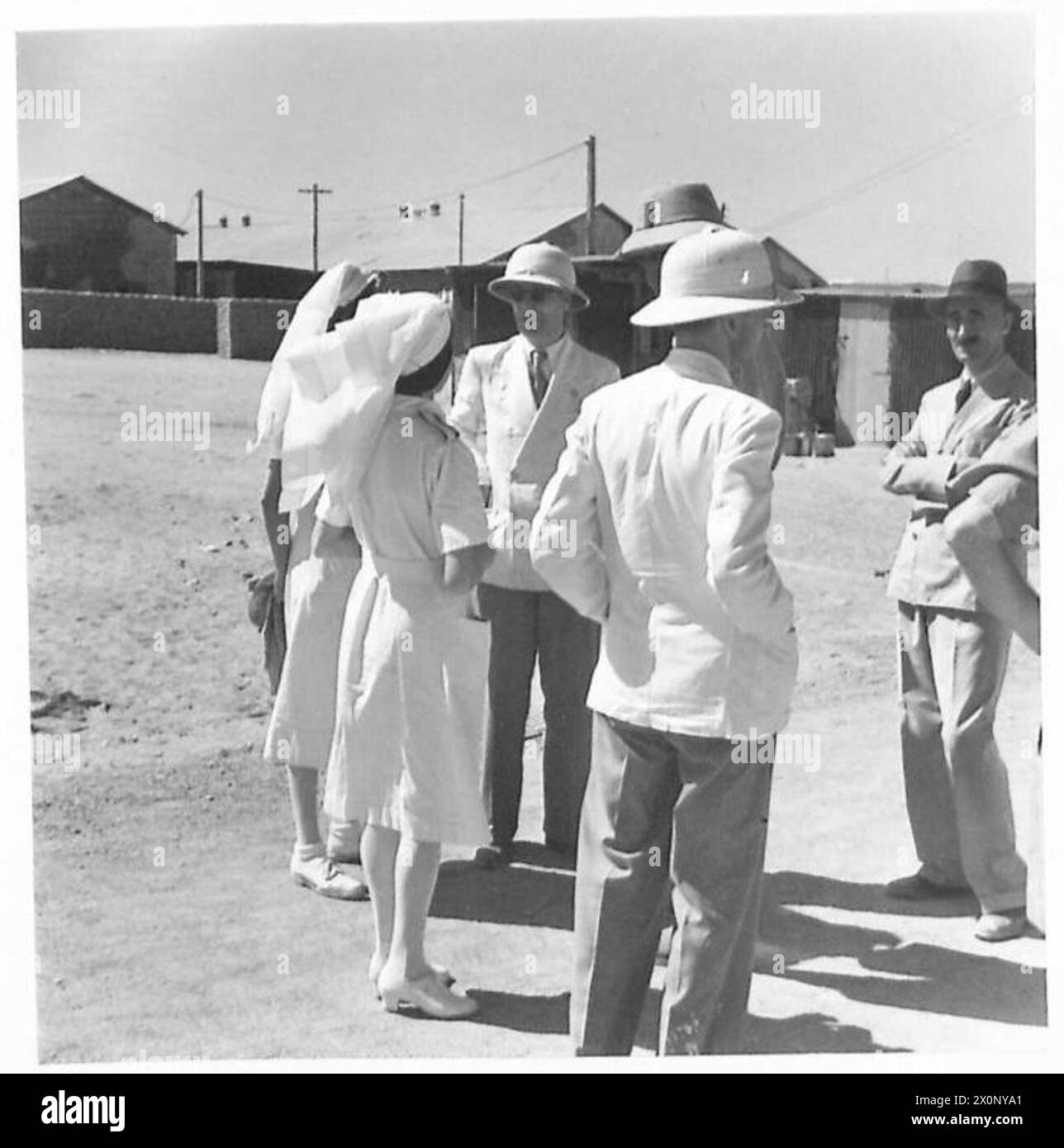 Il signor de Haller parla con le sorelle infermieristiche che frequentano i prigionieri di guerra in un ospedale in Medio Oriente. Negativo fotografico, British Army. Foto Stock