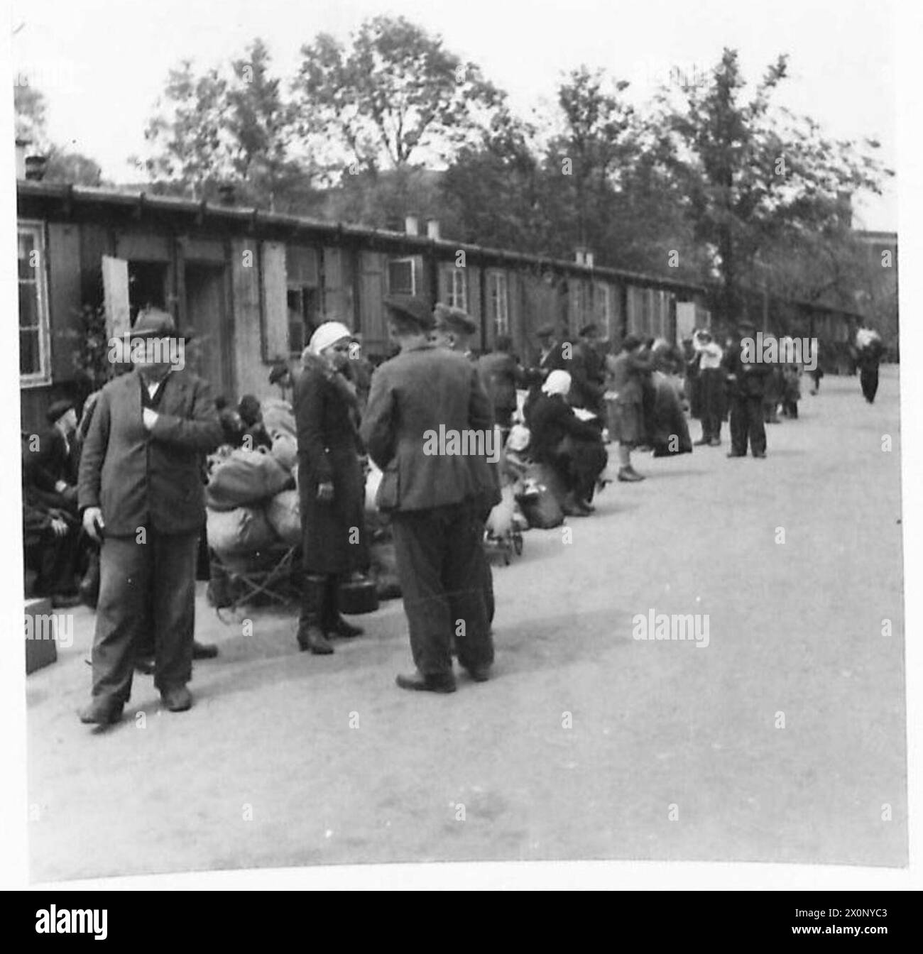 Gli sfollati russi arrivano in un campo nello zoo di Amburgo, mostrando scene generali di accoglienza e alloggio sotto la supervisione dell'esercito britannico. Foto Stock