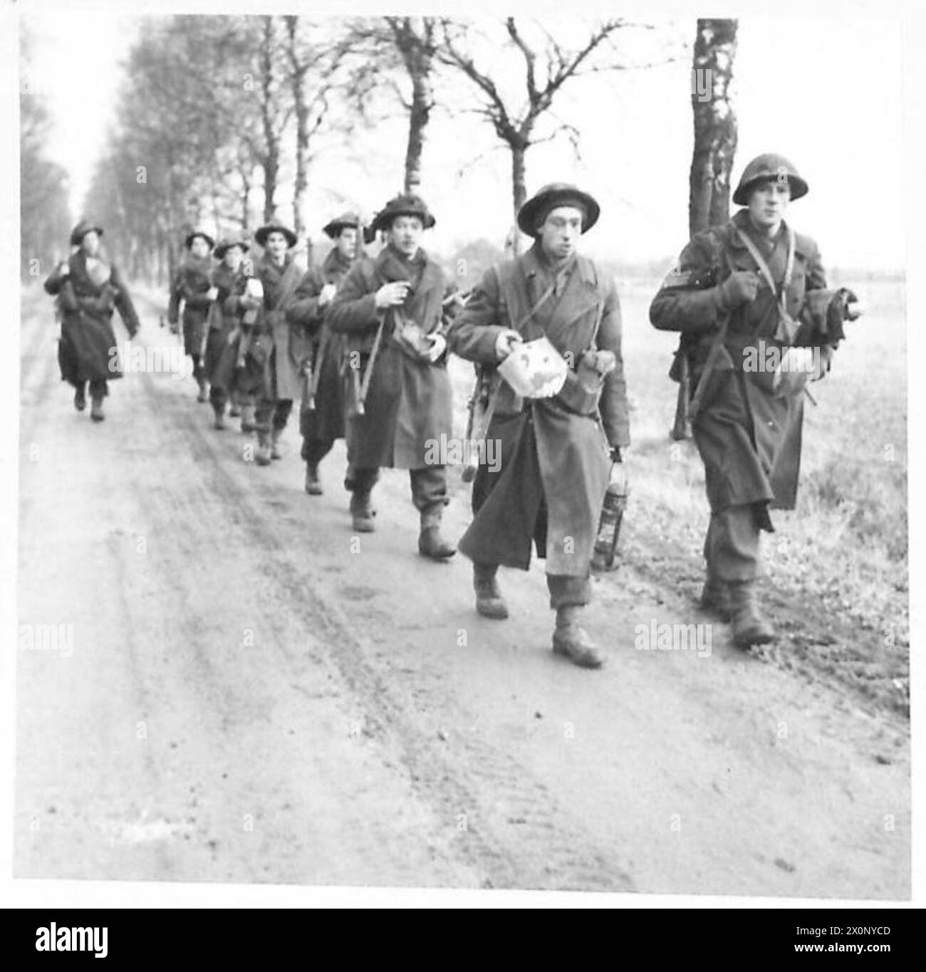 Negativo fotografico che mostra una pattuglia del 1° Suffolk che si sposta in una posizione sulle rive del fiume Maas, illustrando le truppe di soccorso britanniche che mantengono la linea a sud di Geijsteren. Foto Stock