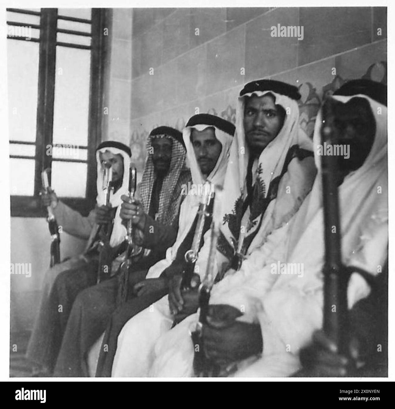 Il capo dello Stato maggiore imperiale ispeziona i membri della guardia del corpo del re in Arabia. Negativo fotografico, Royal Air Force. Foto Stock