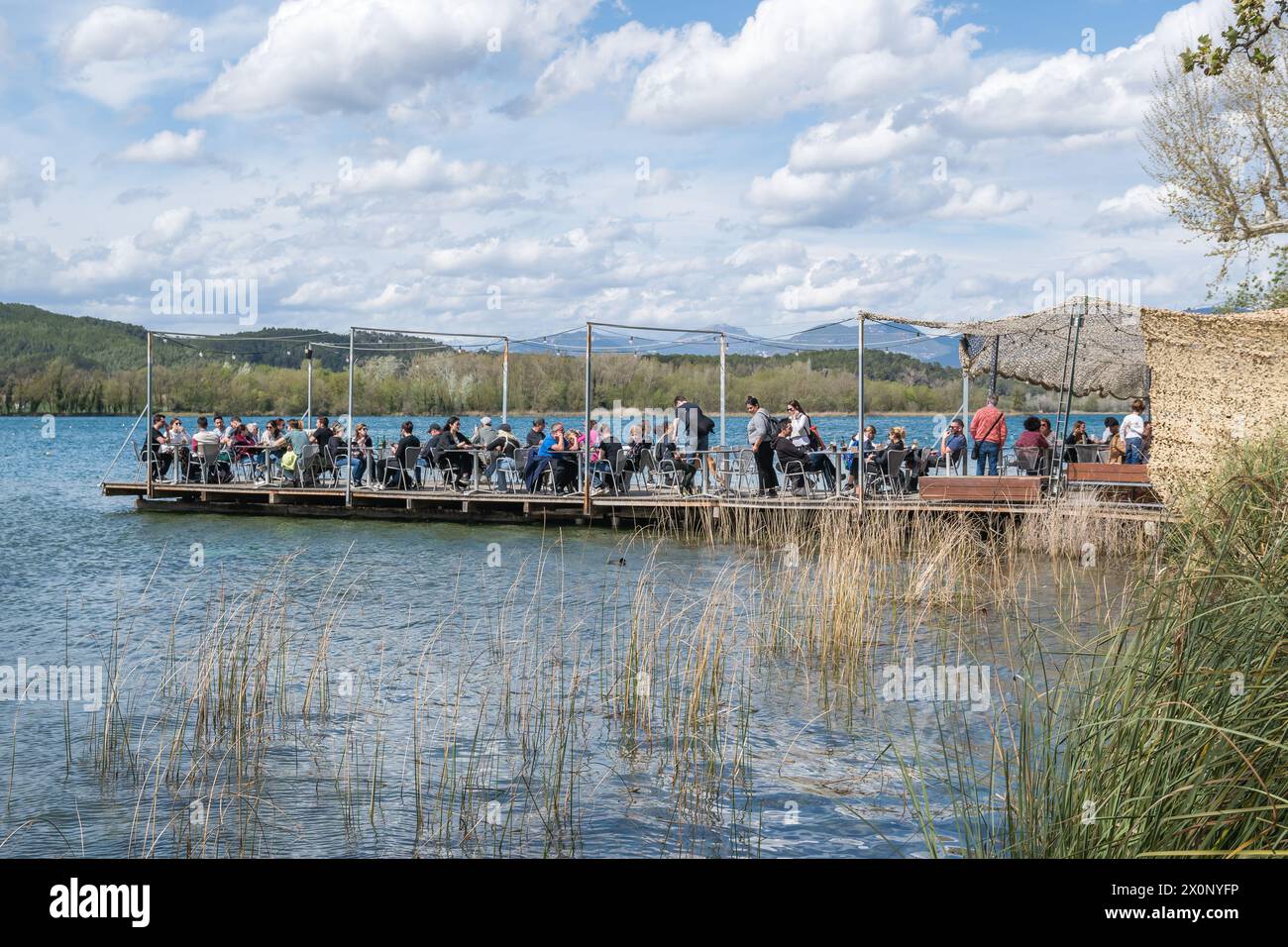 Terrazza galleggiante all'aperto, ristorante sul lago Banyoles, Banyoles, Catalogna, Spagna Foto Stock