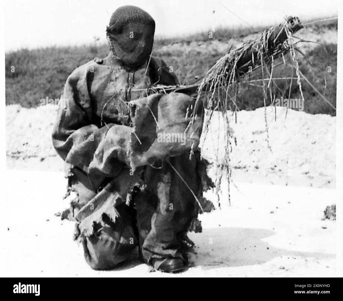 I cadetti dell'esercito praticano tecniche mimetiche e di occultamento durante gli esercizi di addestramento. Foto Stock