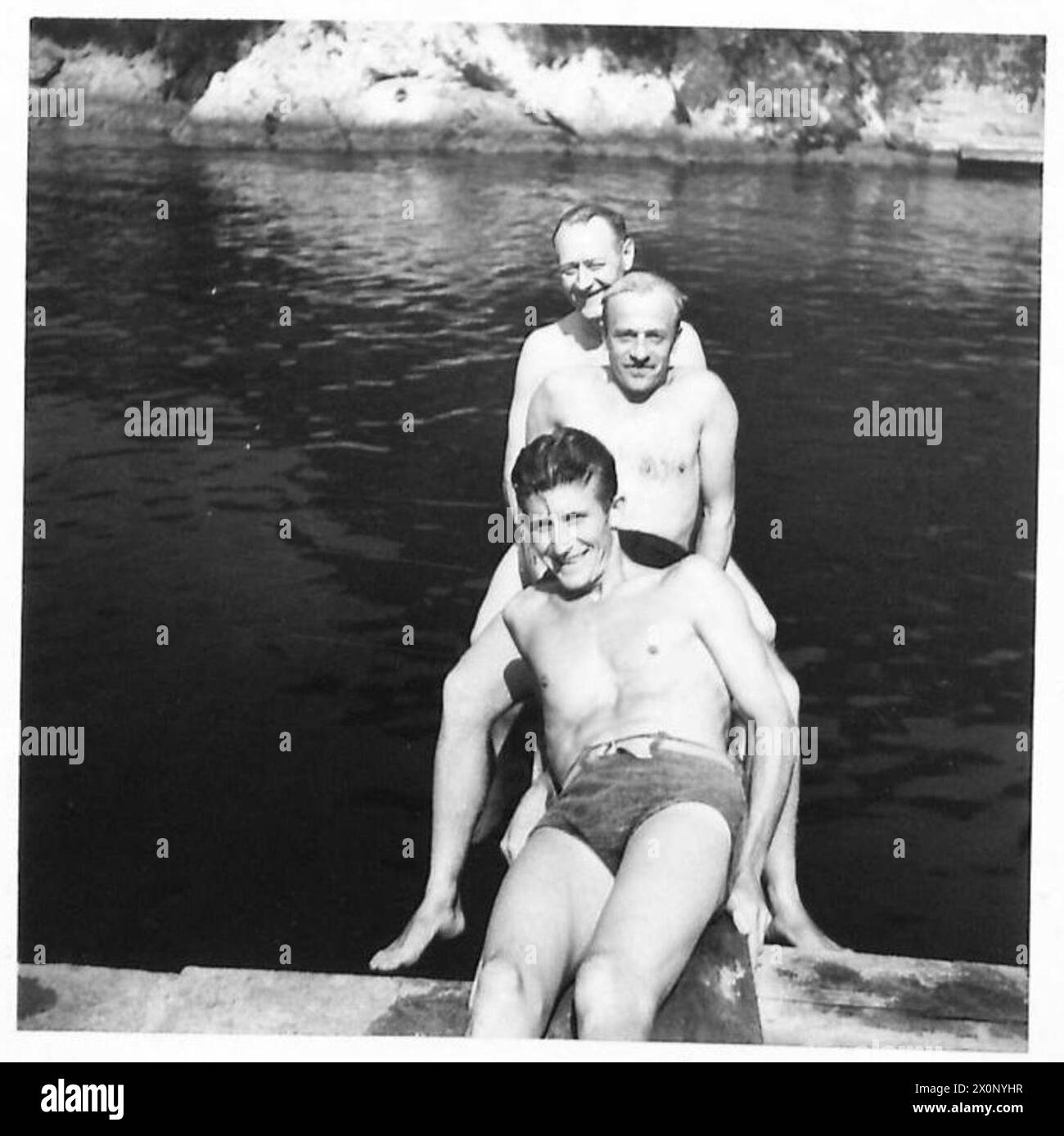 Tre uomini dell'Air Support Signals, attaccati al quartier generale della New Zealand Division a Castle Miramare vicino Trieste, sono visti nuotare durante una pausa. Negativo fotografico, British Army. Foto Stock