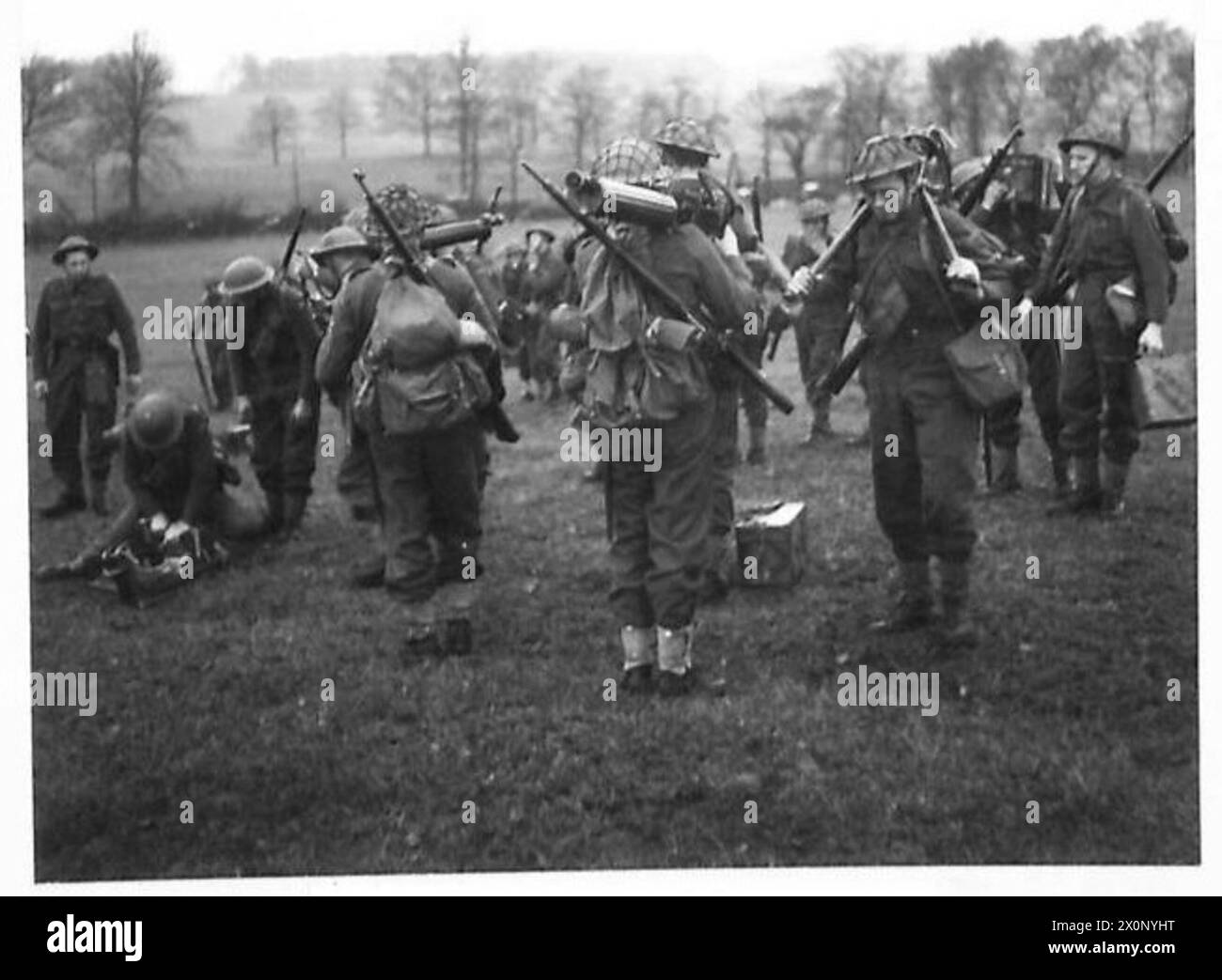 TRUPPE NORVEGESI IN ADDESTRAMENTO - Packing up dopo l'addestramento Photographic negative , British Army Foto Stock