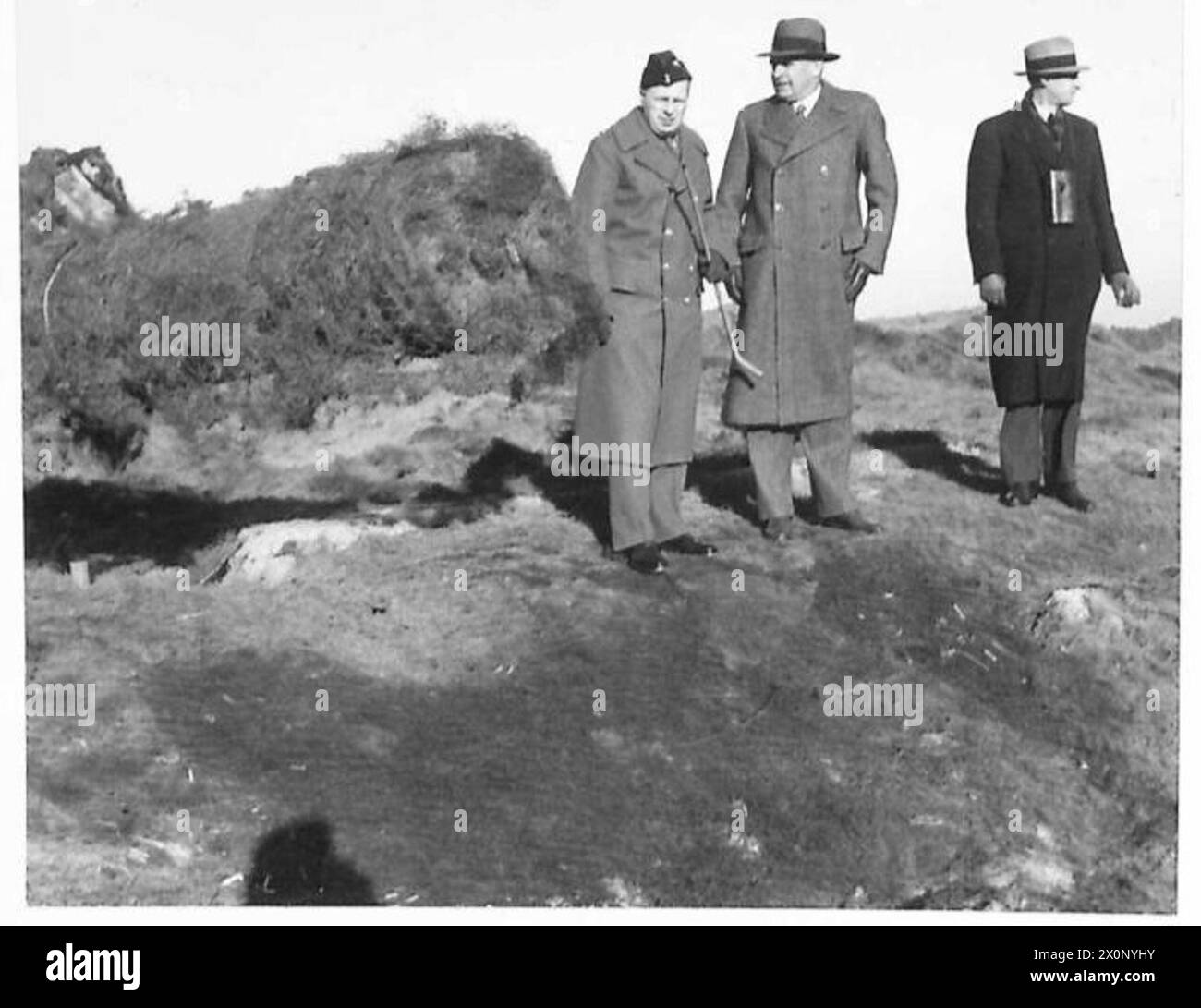 VISITA A DOVER - Sir Keith Murdoch che ispeziona "Winnie" la pistola che attraversa il canale. Negativo fotografico, British Army Foto Stock