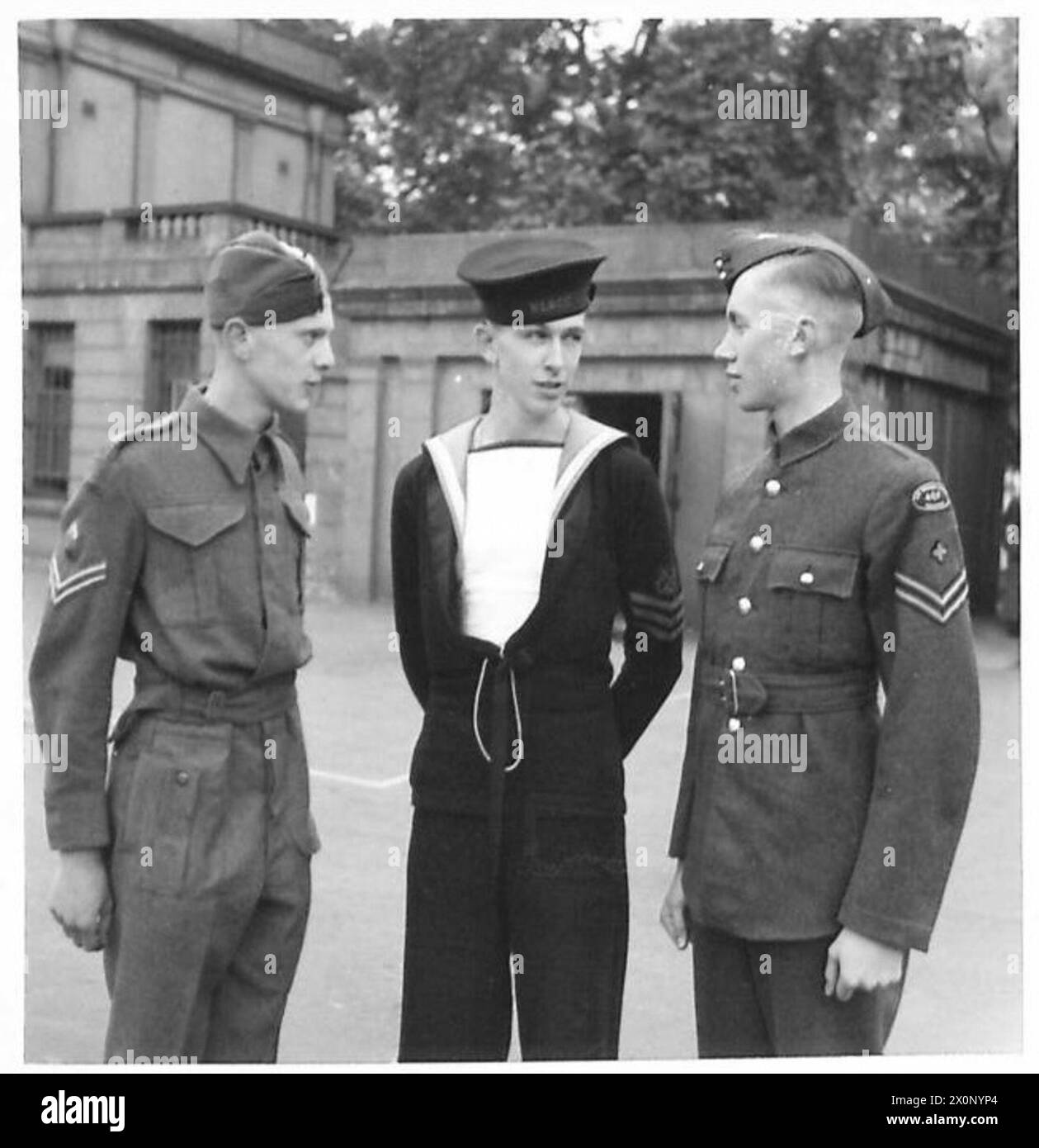 I cadetti dell'esercito, della marina e dell'aeronautica sono raffigurati insieme in una fotografia di gruppo. Foto Stock