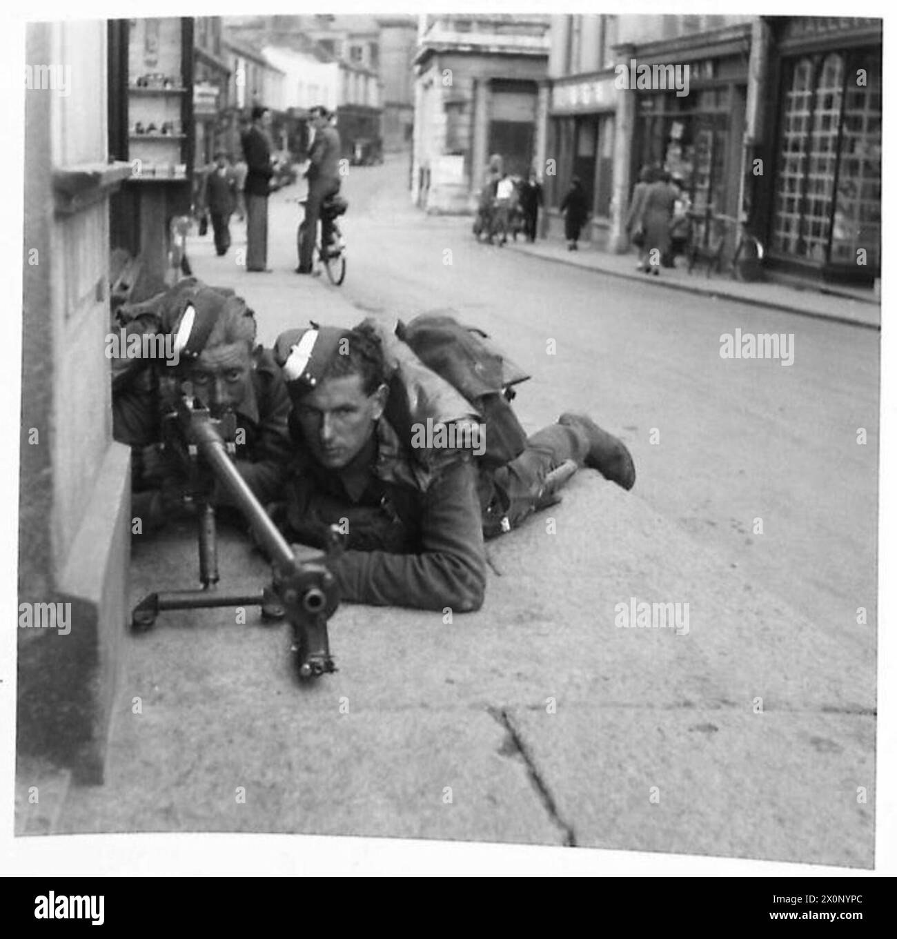 Un posto anticarro è posizionato in una città per fornire copertura difensiva per un ponte durante un'esercitazione militare. Foto Stock