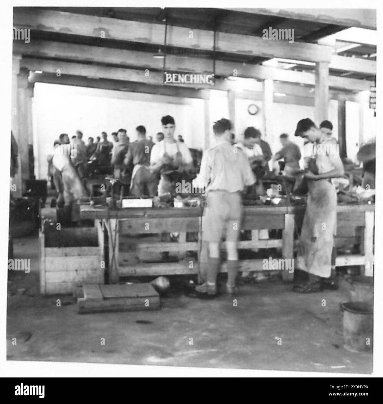 LE ATTIVITÀ DEL ROYAL ORDNANCE CORPS IN MEDIO ORIENTE - riparatori di stivali al lavoro in officina. Negativo fotografico, British Army Foto Stock