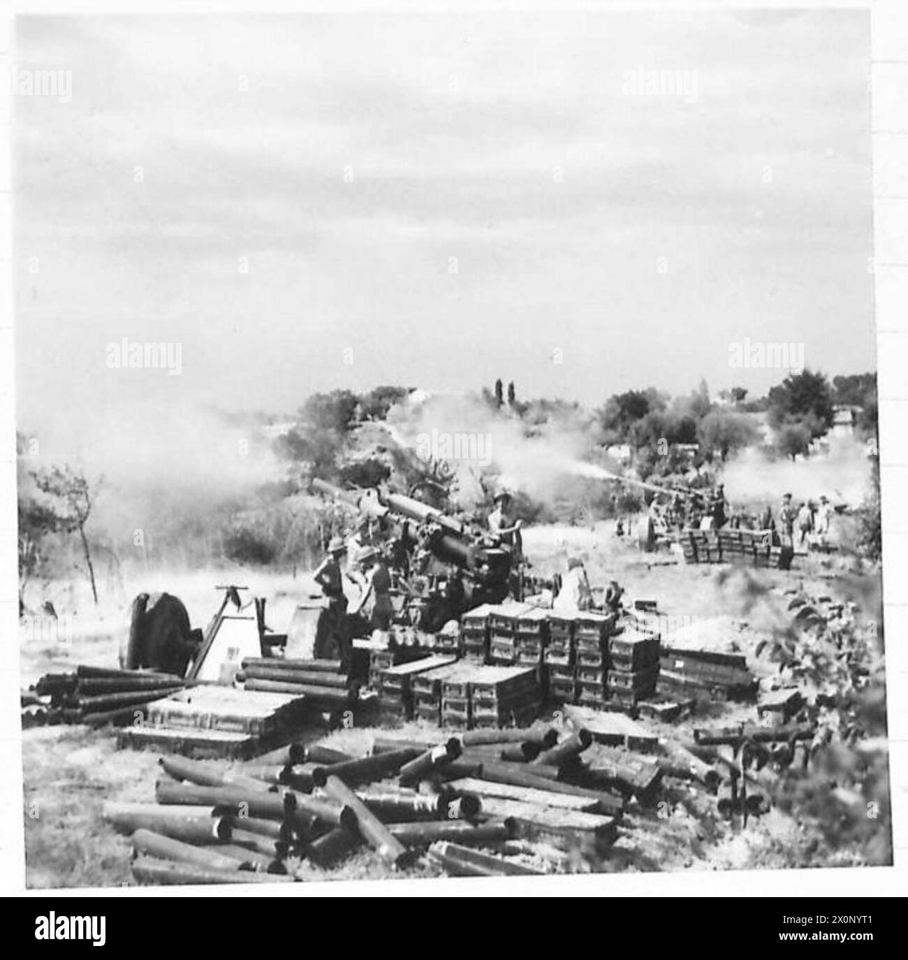 Negativo fotografico che mostra cannoni antiaerei da 3,7 pollici dell'Ottava Armata che sparano su bersagli a terra lungo la linea gotica tenuta dal nemico. Foto Stock