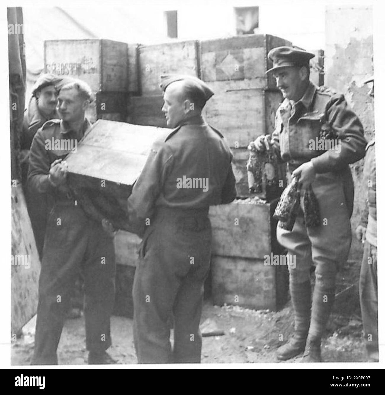 Le casse di birra vengono caricate su un camion, con una razione di tre bottiglie per soldato. Negativo fotografico, British Army. Foto Stock
