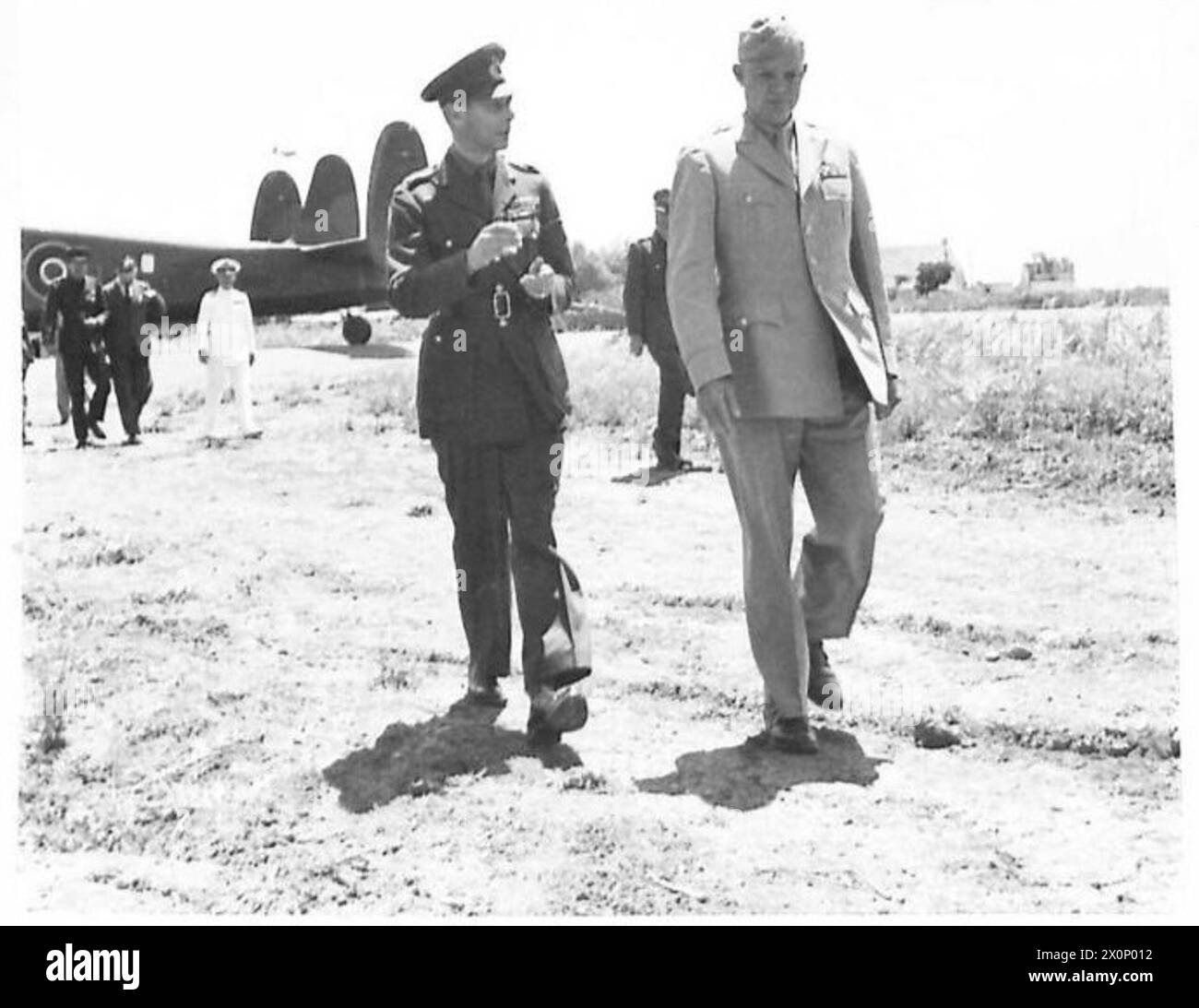 Sua Maestà il Re e il generale Eisenhower partono da un aereo durante le operazioni in Nord Africa. Foto Stock