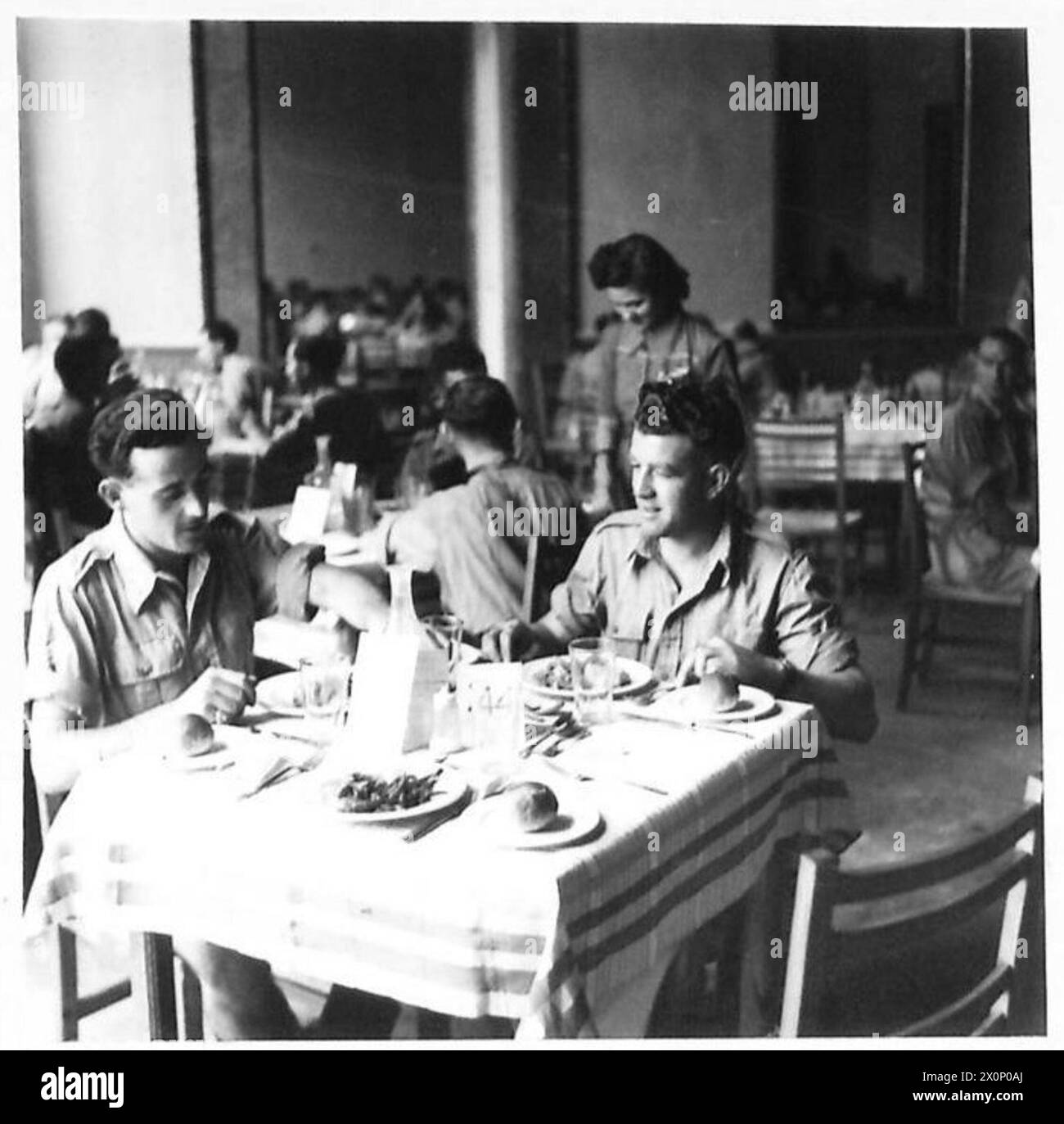 Truppe in città, incluso Pte. Smith, viene fornito il pranzo in un ristorante in grado di servire oltre 1.500 uomini. Foto Stock