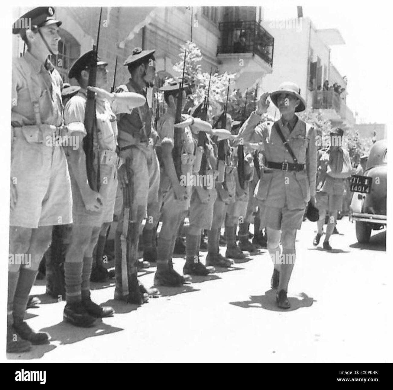 Il generale Catroux ispeziona una Guardia d'Onore all'arrivo alla Casa del governo a Damasco, con il generale le Gentilhomme presente dietro di lui. Foto Stock