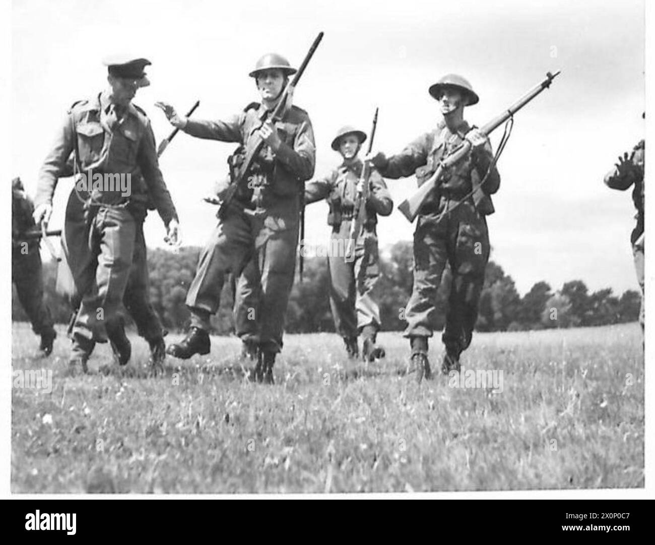 INDURENDO Un SOLDATO, si mette al lavoro di base introduttivo fuori dalle porte della "fieldcraft". Deve imparare a "stalk", sentendosi come si muove con la mano, sollevando i piedi in alto sopra (immaginario) il sottobosco o l'erba lunga. Negativo fotografico, British Army Foto Stock