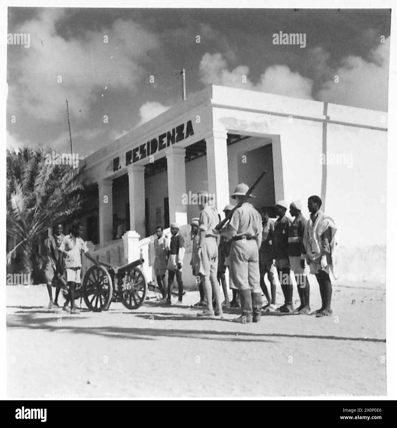 GLI INGLESI IN OCCUPAZIONE A KISMAYU E MOGADISCIO, SOMALILAND ITALIANO - prigionieri "banda" e un cannone italiano catturato a Brava. Negativo fotografico, British Army Foto Stock