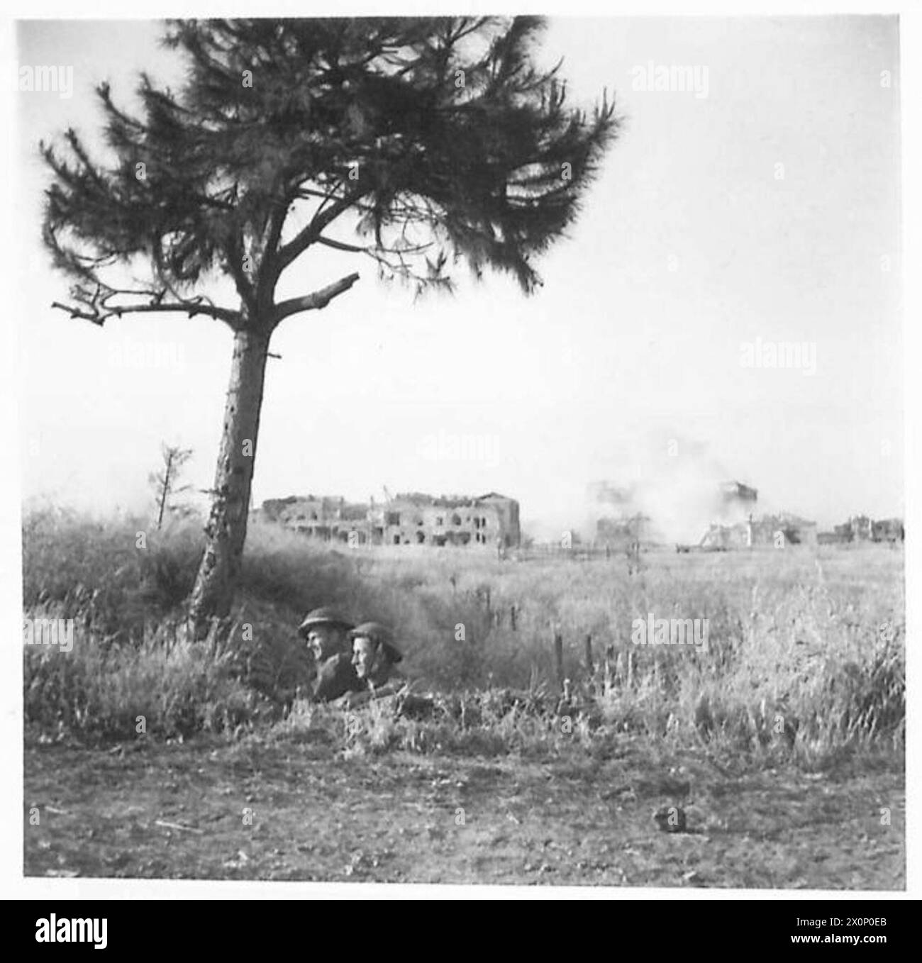 L/Cpl. D. Thomas di Greenwich e L/Cpl. J. Reece di Crewe in una postazione di osservazione sul fianco con fumo proveniente da proiettili nemici in fuga sullo sfondo. Negativo fotografico dell'esercito britannico. Foto Stock