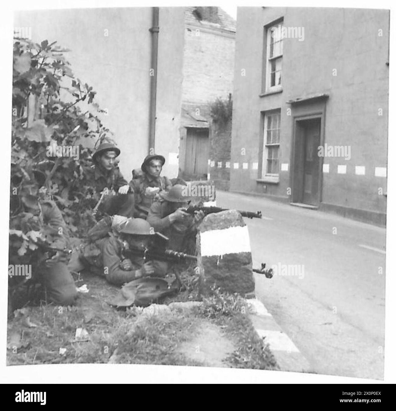 Un posto anticarro è posizionato in una città per fornire copertura difensiva per un ponte durante un'esercitazione militare. Foto Stock