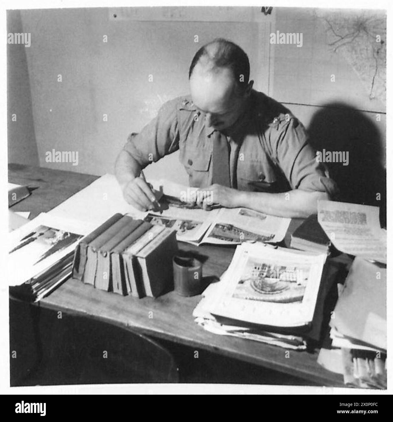 Le operazioni dell'esercito britannico in Italia includono interventi di conservazione e restauro sui monumenti culturali, sottolineando la protezione del patrimonio storico. Negativo fotografico, British Army. Foto Stock